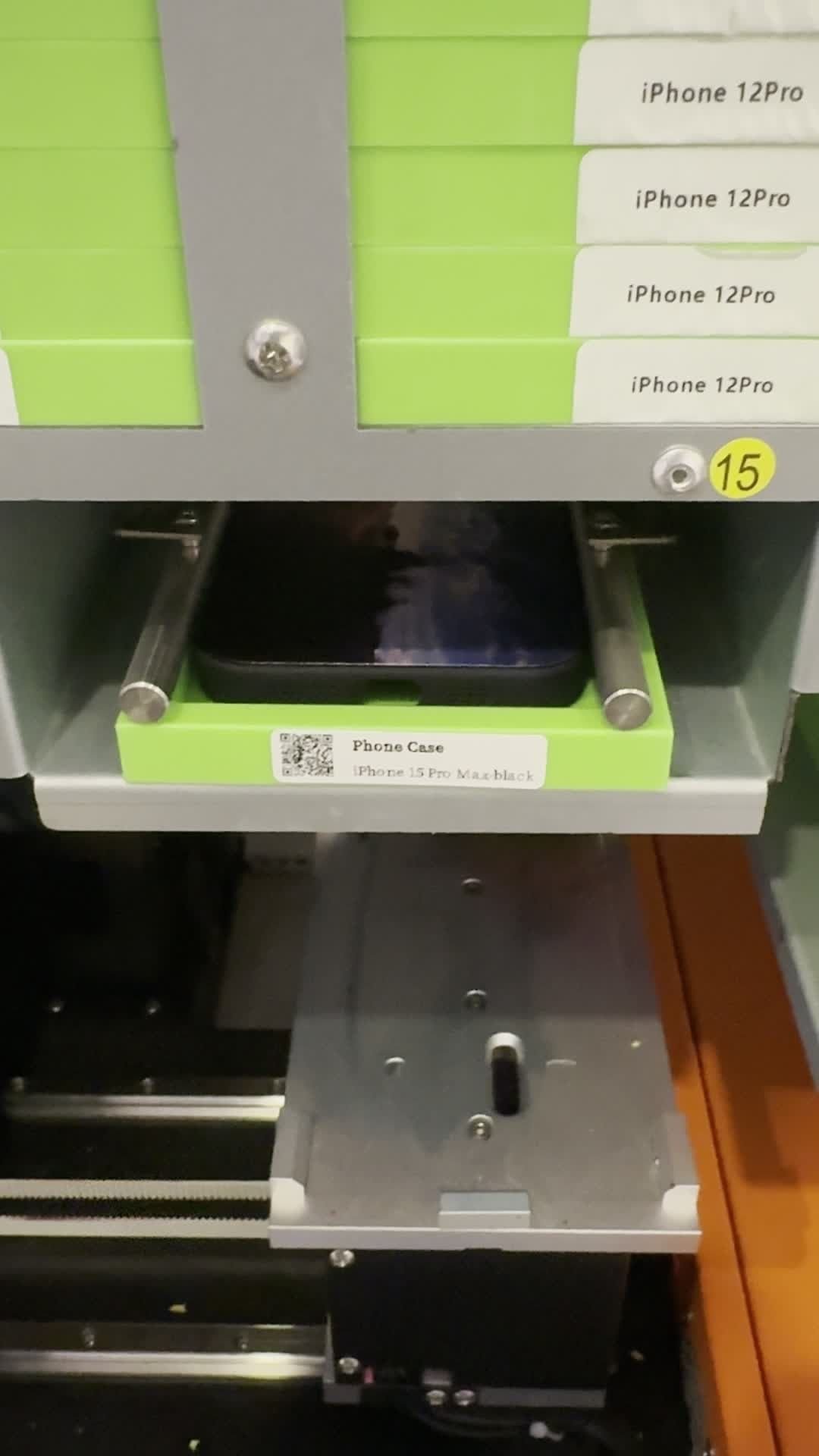 Otomat içinde telefon modeline göre etiketli kılıf kasetleri