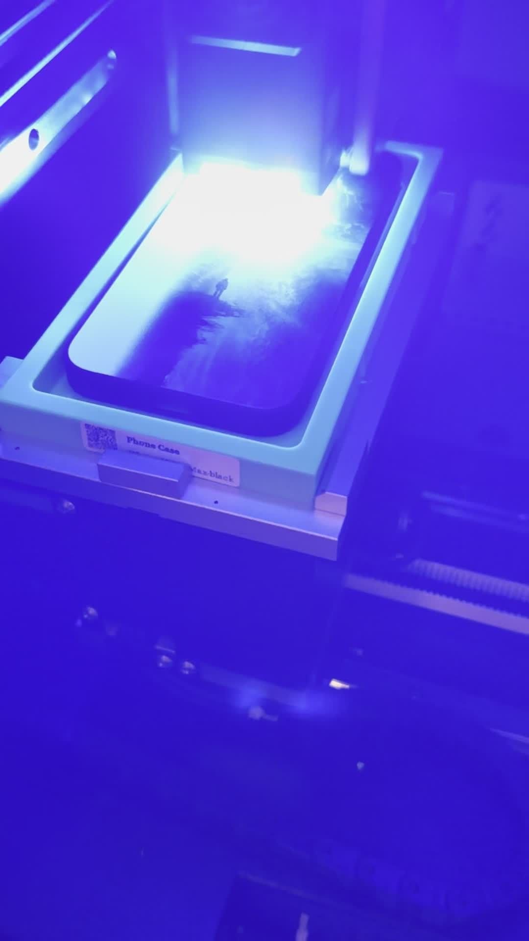 UV LED ışığı altında kılıfa baskı yapılıyor