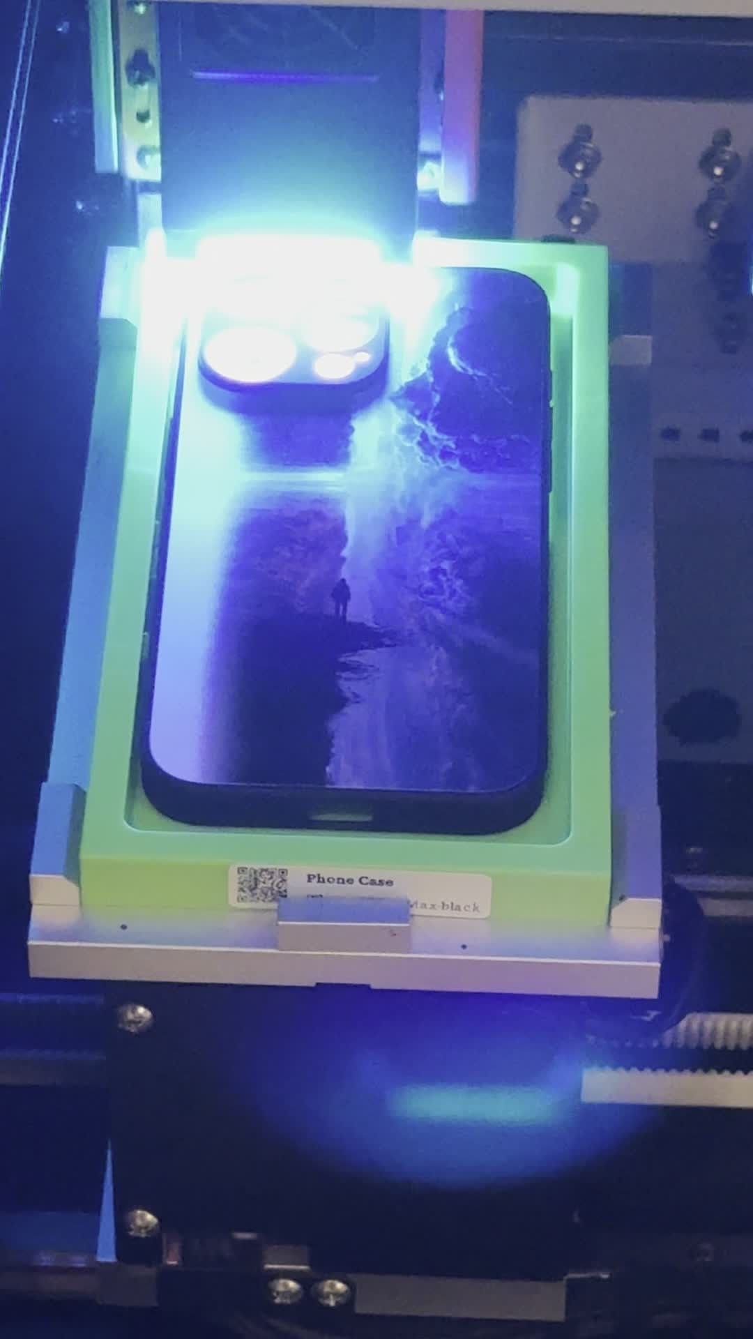 Kasetteki kılıfın üzerine UV baskı uygulanıyor